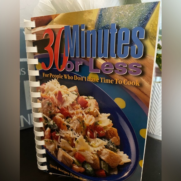 π½οΈπ RETIRED COLLECTIBLE COOKBOOK BUNDLE! SET OF 4! NEVER USED! - Picture 4 of 7